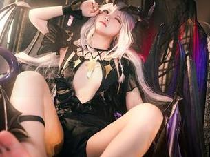 伊喵君_Nya最新套图:圣诞礼物的魔力,真的是吸引力满分!