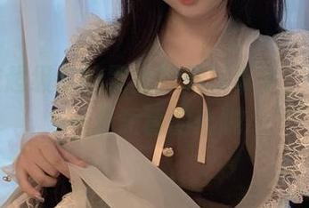 在依依超级懒的黑丝制服写真中，分享每一个短暂的心跳