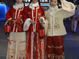初夏女神 - 在浴室里找乐子：柒柒的图库与分享总是让人捧腹！