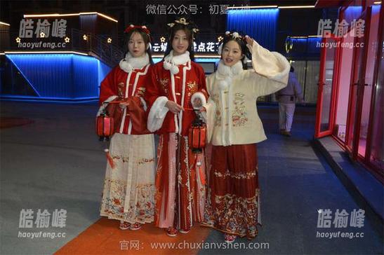 初夏女神 - 在浴室里找乐子：柒柒的图库与分享总是让人捧腹！