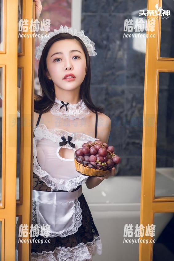 头条女神-余心曼 头条女神 - 在线写真:余心曼美腿纵横,让你心乱如麻