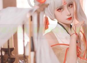 跟随奶狮不咬人的视角，赫萝的私房写真充满了哪些暗示？
