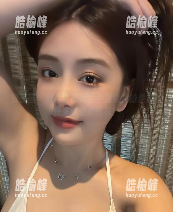 微密圈 - 想直击奶雯红色漏背裙的魅力？快来拿免费图包！