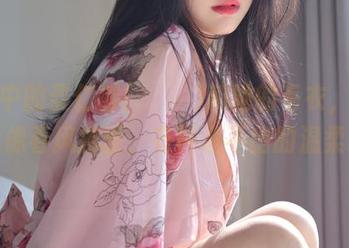 图片中的姜仁卿(강인경)和她的毛衣，感觉就像春风拂面，有种说不出的温柔。