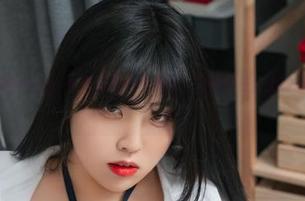 看！宋哈娜的Rogle-紧身裤写真集更新，光线打在身上的感觉真是绝了！