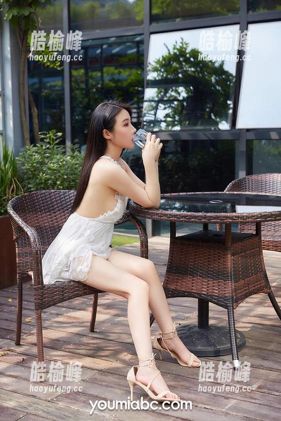 尤蜜荟 - 短裤风情无限，菲儿原图和套图中那些意想不到的瞬间