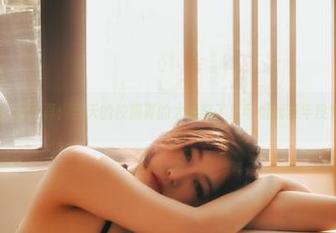 樱晚gigi写真：当天的校服真的太治愈了！可惜我当年没穿过！