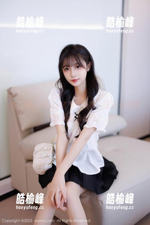 秀人网-icy猪 秀人网 - 当icy猪穿上吊带,无圣光原图中的通透与自在!