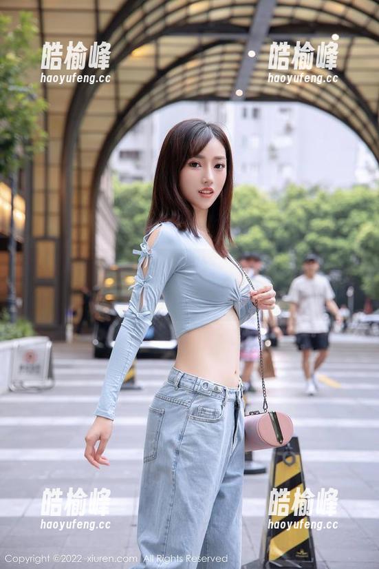 秀人网 - 天台上的探险：福利原图，伊思思niko带你飞！
