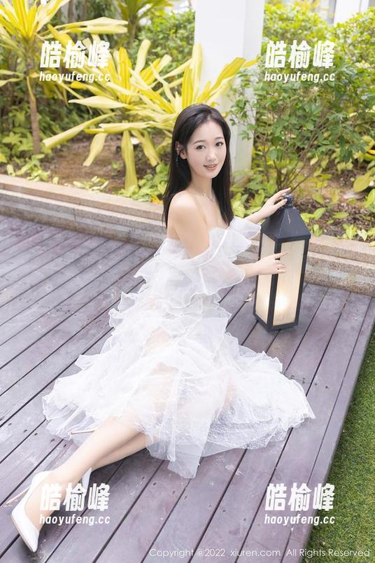 秀人网 - 大美妞儿的私拍人生，JK套图带你走进她的百变风格。