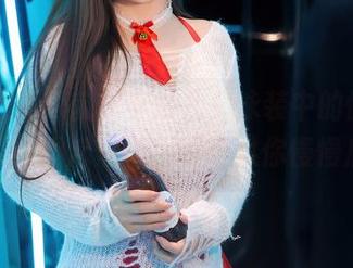 秀人网 - 眼前的小紫儿，泳装中的慵懒时光：原图掀起波澜，资源供你慢慢启发！