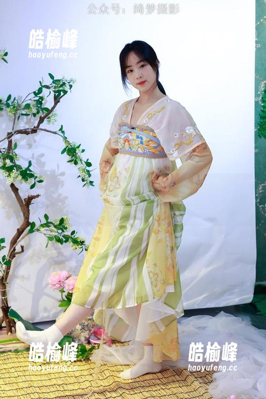 绮梦摄影 - 露露的无修无水印版作品，下载即送心理安慰，脸上皱纹没了！
