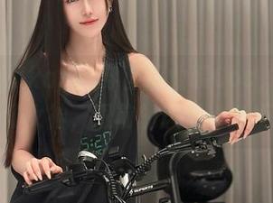 当腐团儿Ikaros穿上职业装Cos，一秒变身职场女神，眼前的风景谁能拒绝？