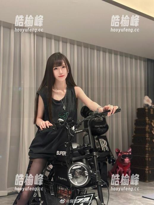 当腐团儿Ikaros穿上职业装Cos，一秒变身职场女神，眼前的风景谁能拒绝？