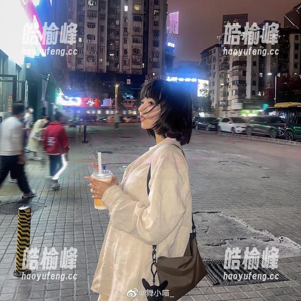 舞小喵的最新写真集，套装设计大揭秘，谁说只有她才会穿？
