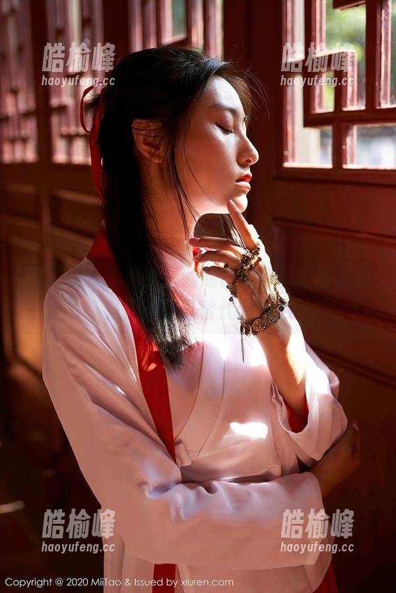 蜜桃社 - 冰露女王的威严：分享原图，感受那份无可替代的魅力
