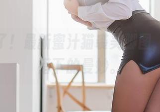 终于来了！最新蜜汁猫裘美脚图，光影交错下的曼妙。
