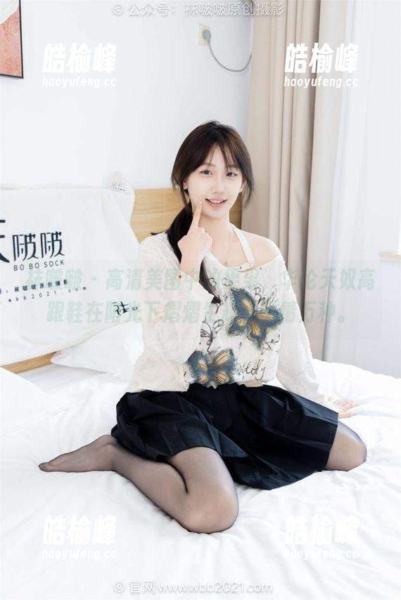 袜啵啵-果果 袜啵啵 - 高清美图中的果果,华伦天奴高跟鞋在阳光下熠熠生辉,风情万种。