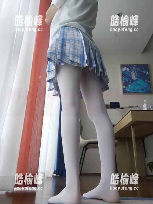 西尔酱 西尔酱最新写真集:白色吊带袜与超薄背心的高清诱惑
