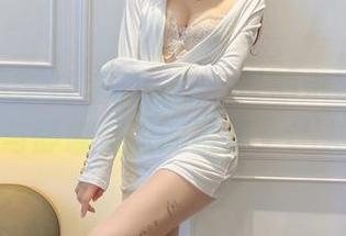 图片分享：在泳池里的“过期米线线喵”，欢呼与静谧交织的瞬间，让人心动。