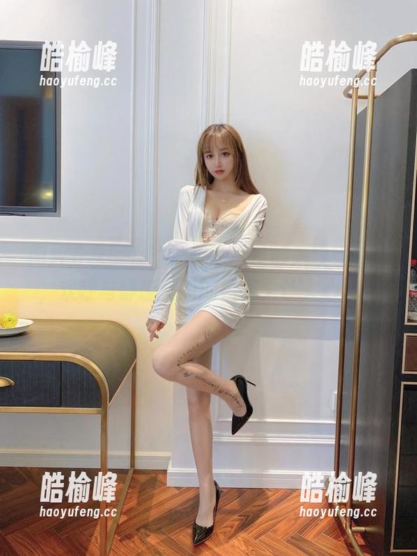 过期米线线喵 图片分享:在泳池里的“过期米线线喵”,欢呼与静谧交织的瞬间,让人心动。