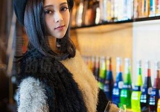 青豆客 - 看！谭晓彤的吊带在高清图库里的倩影悄然滑过！
