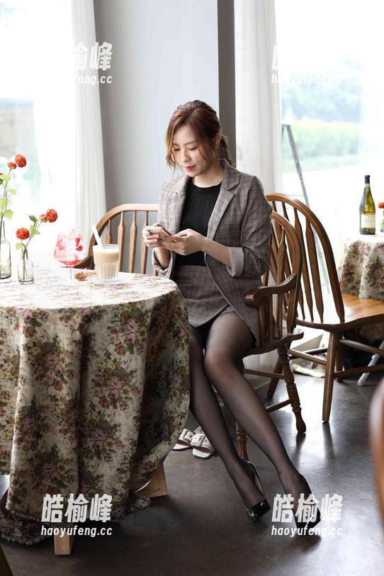 魔镜街拍 - 定制写真：芝芝在蓝色泳衣里，阳光下的绽放。