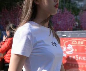 魔镜街拍 - 走进萌宝儿的图包，看看她如何在商业广场和哈哈镜里玩转肉丝包臀裙！